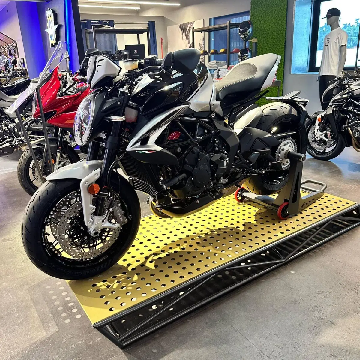 MV Agusta Dragster 800 RR Ottantesimo (2025 - 26) (3)