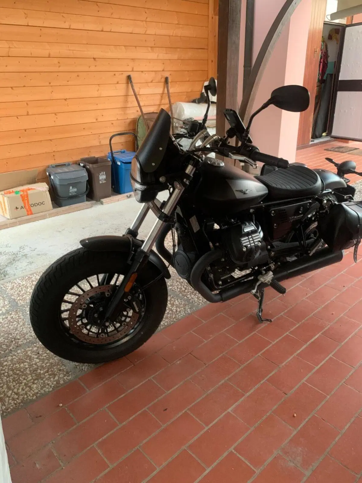 Moto Guzzi V9 Bobber (2021 - 25) (2)
