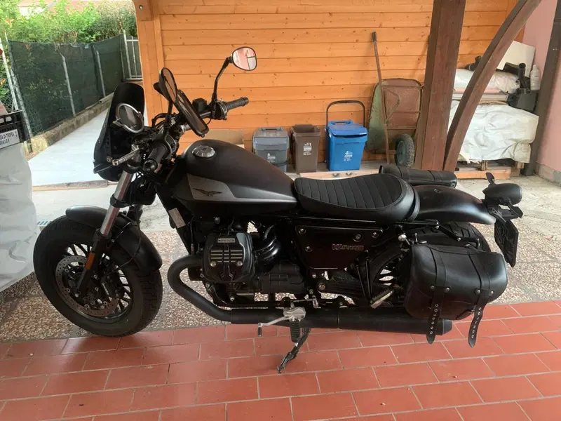 Moto Guzzi V9 Bobber (2021 - 25) (4)