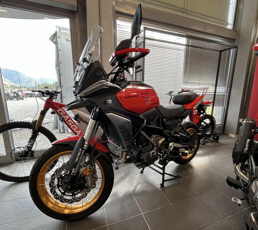 QJ Motor SRT 700 SX (2025)