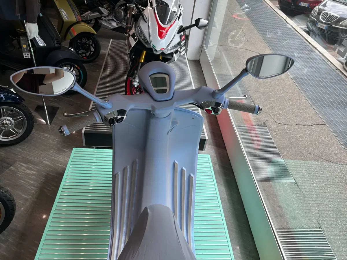 Vespa Vespa 946 Snake 125 (2025) (4)