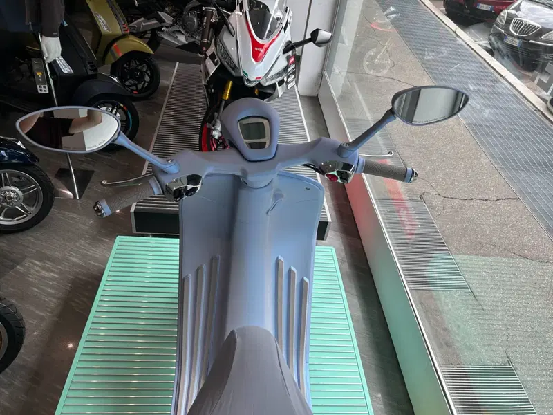 Vespa Vespa 946 Snake 125 (2025) (4)