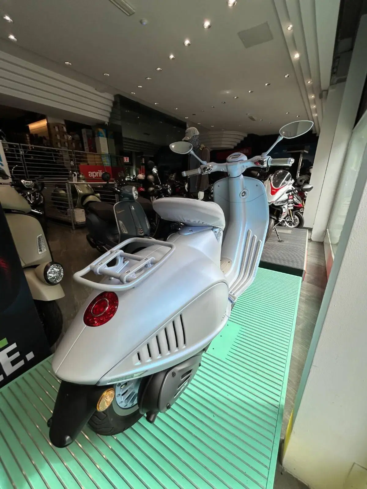Vespa Vespa 946 Snake 125 (2025) (6)