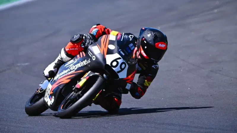 Dunlop CIV 2025, Misano. Marcos Ruda assurdo in Moto3: cade da leader, riparte e vince
