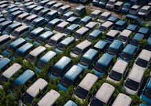 Cina, lo scandalo delle vendite gonfiate: le case auto “assicurano” vetture prima della vendita per sembrare vincenti