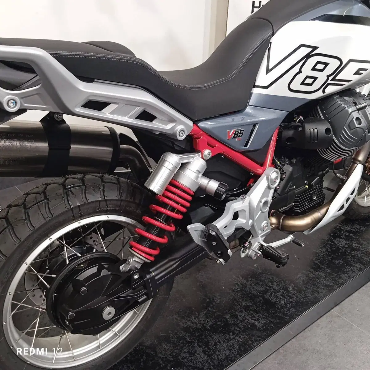 Moto Guzzi V85 TT (2024 - 26) (7)