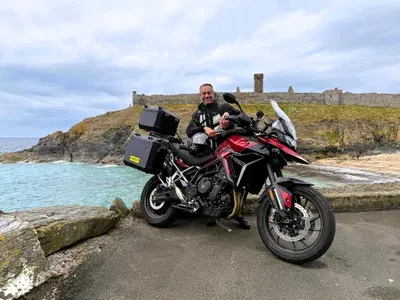 Da Milano all'Isola di Man in sella alla Triumph Tiger 900 GT PRO per il Tourist Trophy 2025 [VIDEO]