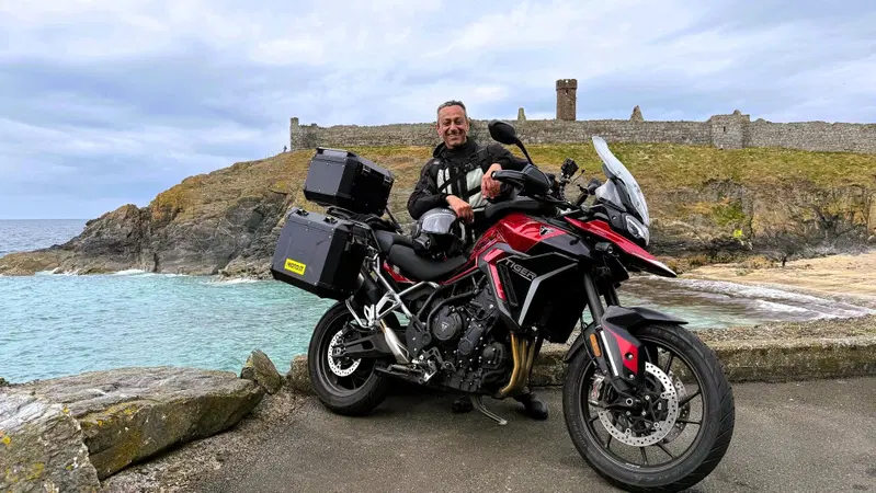 Da Milano all'Isola di Man in sella alla Triumph Tiger 900 GT PRO per il Tourist Trophy 2025 [VIDEO]