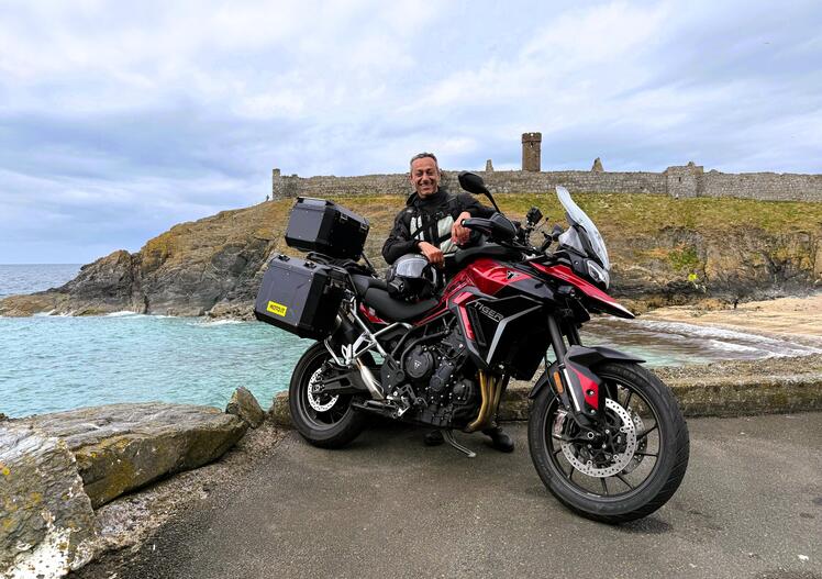 Da Milano all'Isola di Man in sella alla Triumph Tiger 900 GT PRO per il Tourist Trophy 2025 [VIDEO]