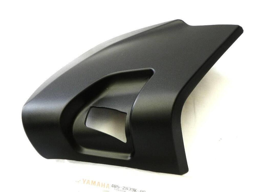 Coperchio vano portaoggetti /leg shield Yamaha T-M