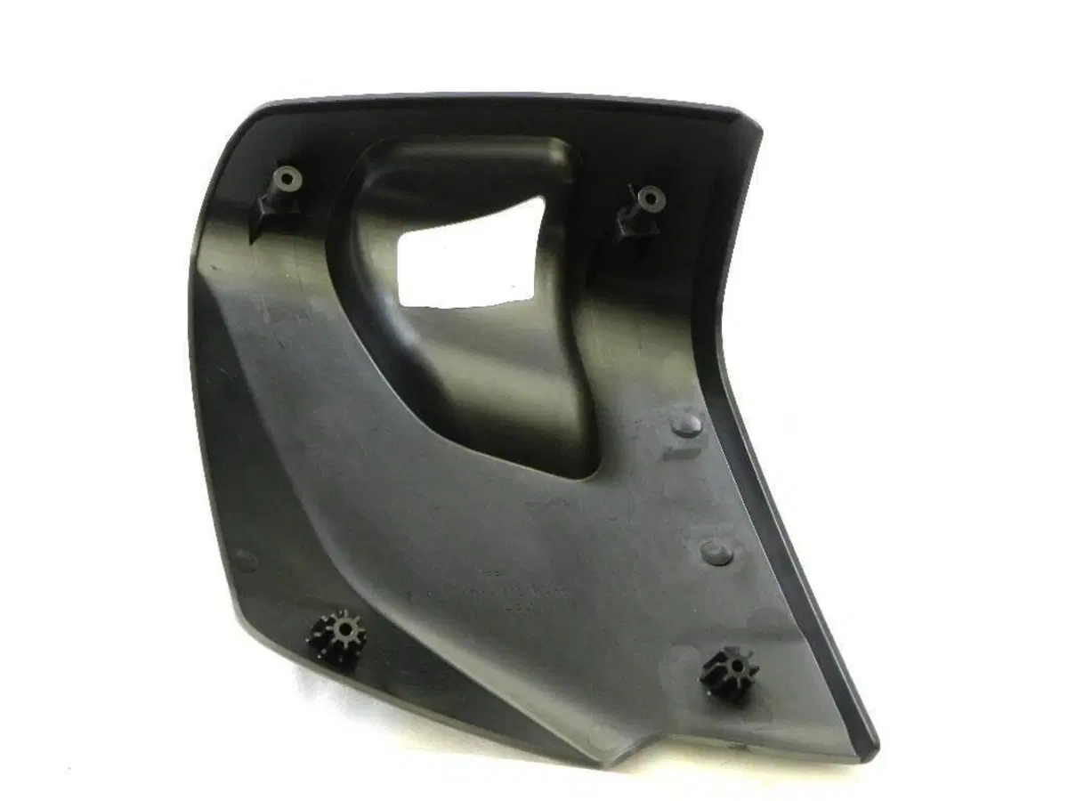Coperchio vano portaoggetti /leg shield Yamaha T-M (2)