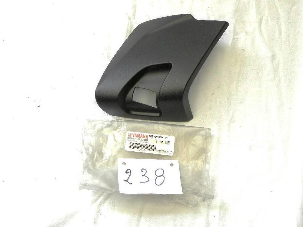 Coperchio vano portaoggetti /leg shield Yamaha T-M (4)