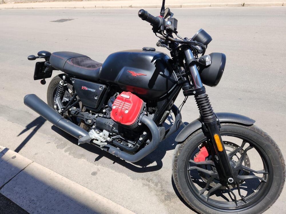 Moto Guzzi V7 III Carbon (2018 - 20)