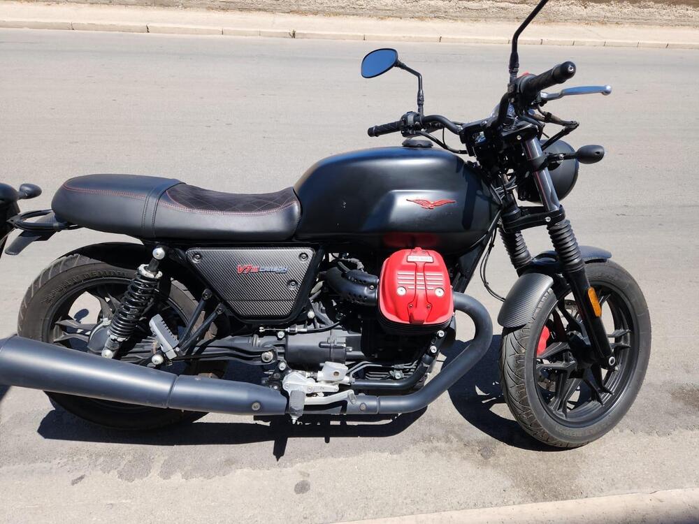 Moto Guzzi V7 III Carbon (2018 - 20) (2)
