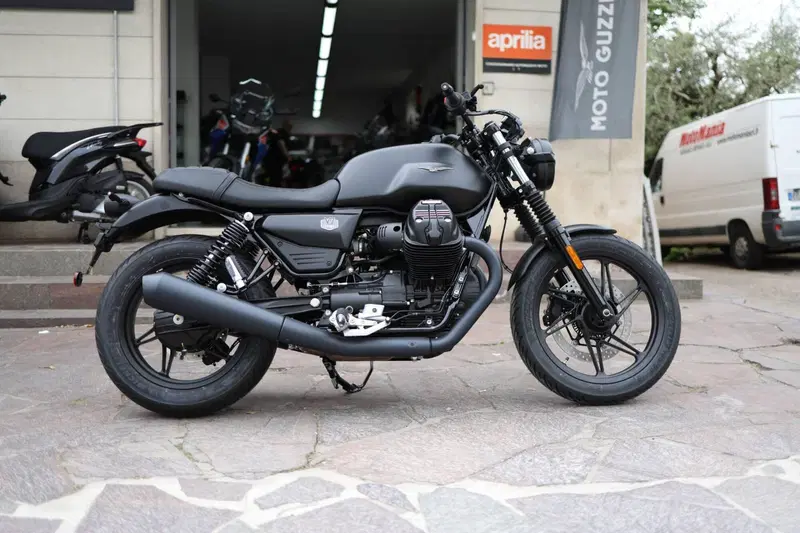 Moto Guzzi V7 Stone (2025 - 26)