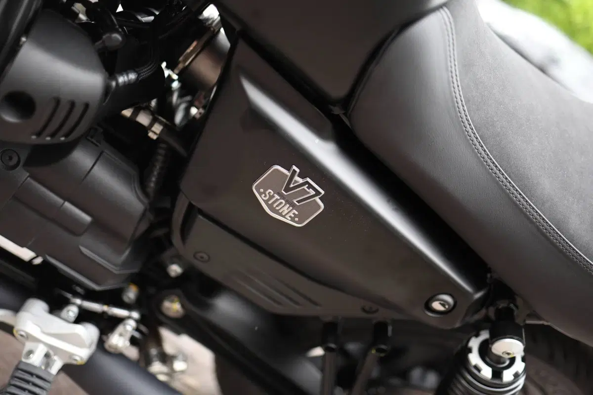 Moto Guzzi V7 Stone (2025 - 26) (6)