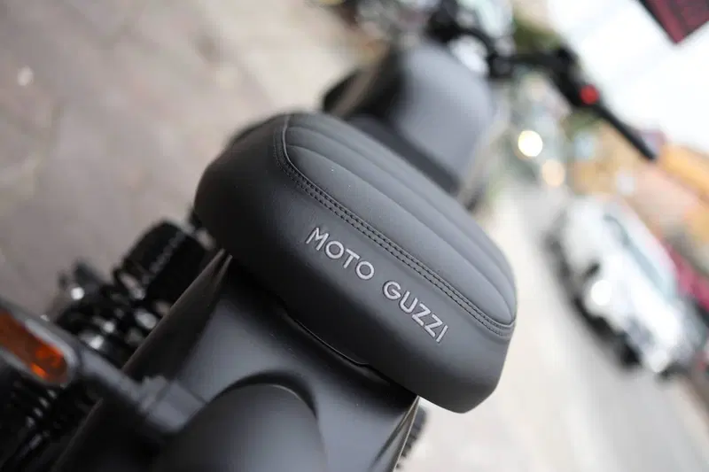 Moto Guzzi V7 Stone (2025 - 26) (10)