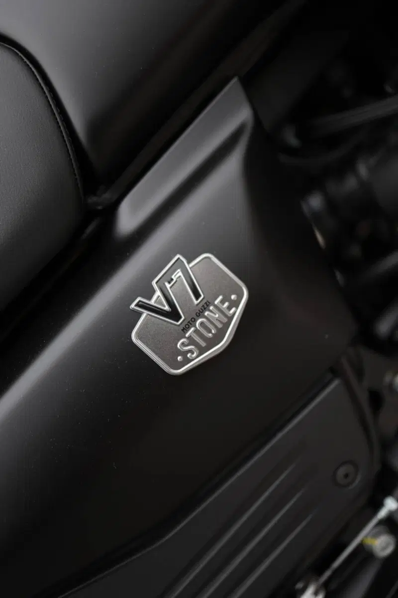 Moto Guzzi V7 Stone (2025 - 26) (12)