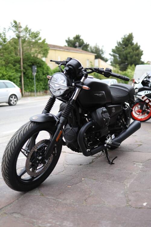 Moto Guzzi V7 Stone (2025) (2)
