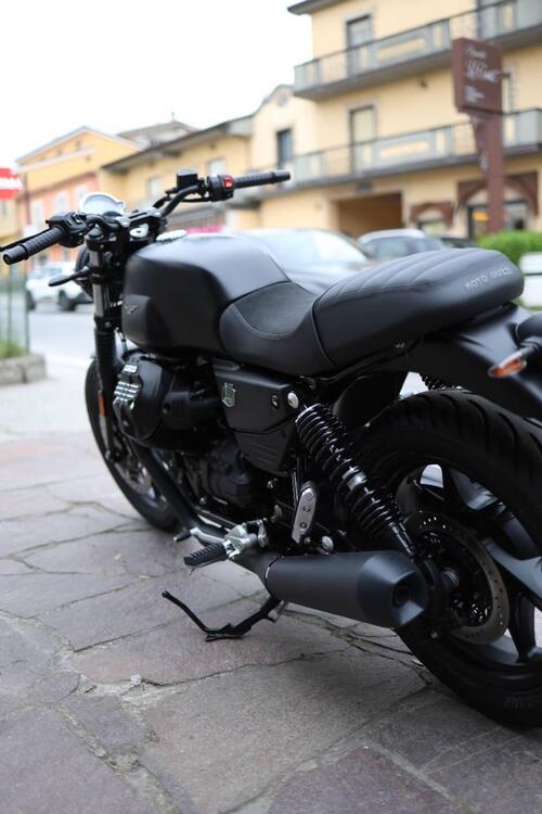 Moto Guzzi V7 Stone (2025) (3)