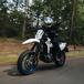 Suzuki DR-Z4 SM 2025 TEST: come va la nuova supermotard, Pro e Contro [VIDEO E GALLERY]