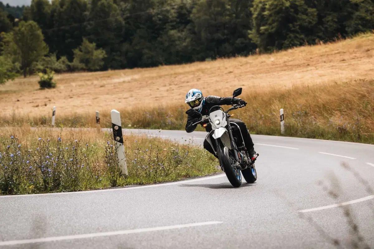 Suzuki DR-Z4 SM TEST: come va, Pro e Contro [VIDEO E GALLERY]