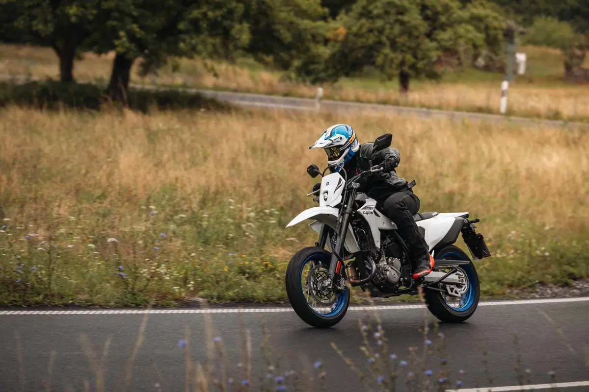 Suzuki DR-Z4 SM TEST: come va, Pro e Contro [VIDEO E GALLERY] (2)