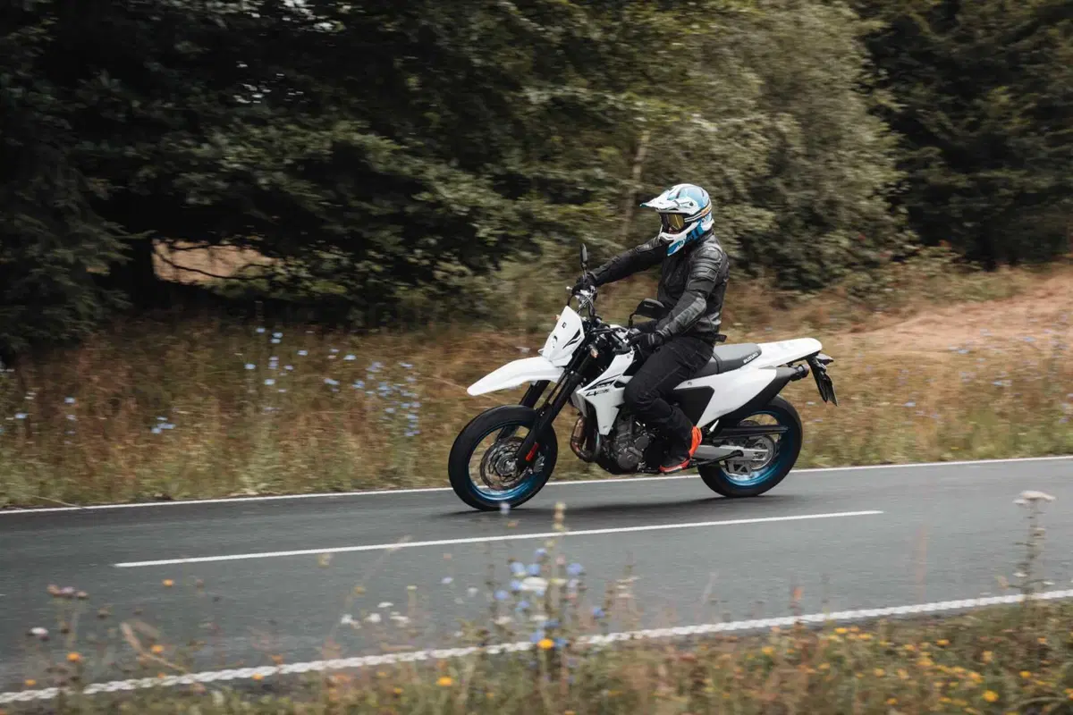 Suzuki DR-Z4 SM TEST: come va, Pro e Contro [VIDEO E GALLERY] (3)