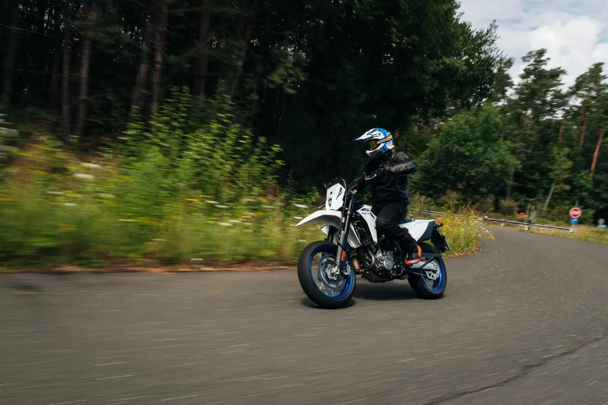 Suzuki DR-Z4 SM TEST: come va, Pro e Contro [VIDEO E GALLERY] (5)