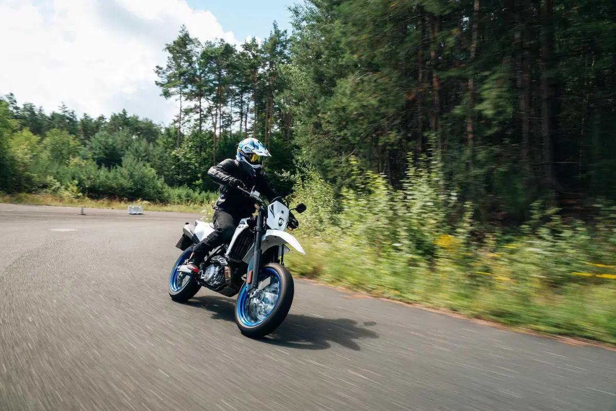 Suzuki DR-Z4 SM TEST: come va, Pro e Contro [VIDEO E GALLERY] (9)