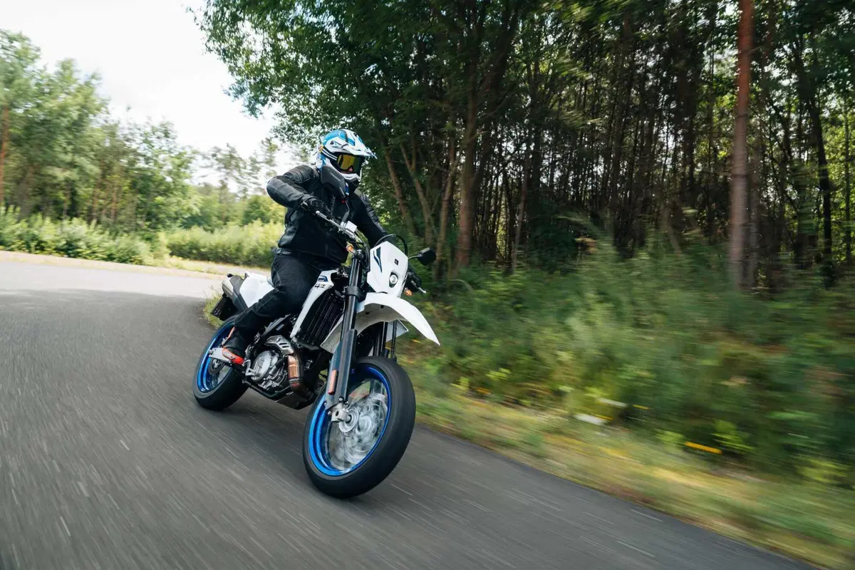 Suzuki DR-Z4 SM TEST: come va, Pro e Contro [VIDEO E GALLERY] (10)