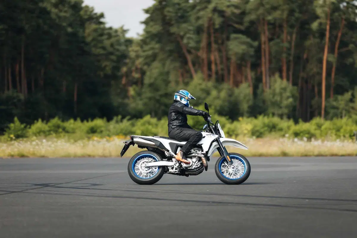 Suzuki DR-Z4 SM TEST: come va, Pro e Contro [VIDEO E GALLERY] (12)