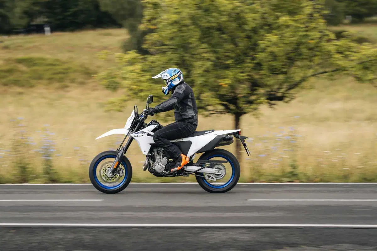 Suzuki DR-Z4 SM TEST: come va, Pro e Contro [VIDEO E GALLERY] (14)