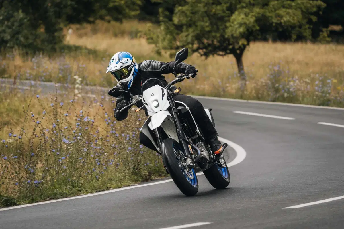 Suzuki DR-Z4 SM TEST: come va, Pro e Contro [VIDEO E GALLERY] (15)