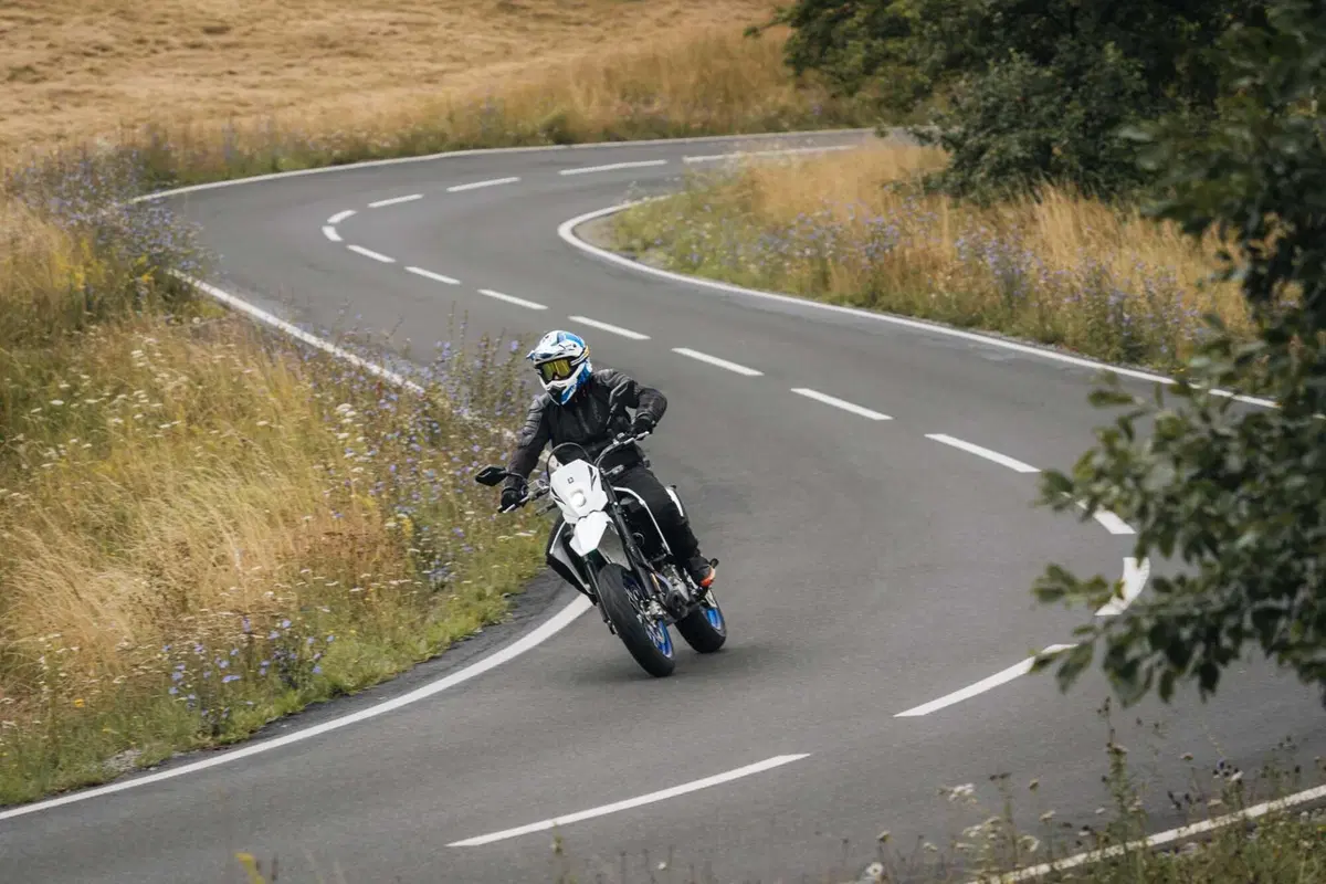 Suzuki DR-Z4 SM TEST: come va, Pro e Contro [VIDEO E GALLERY] (16)
