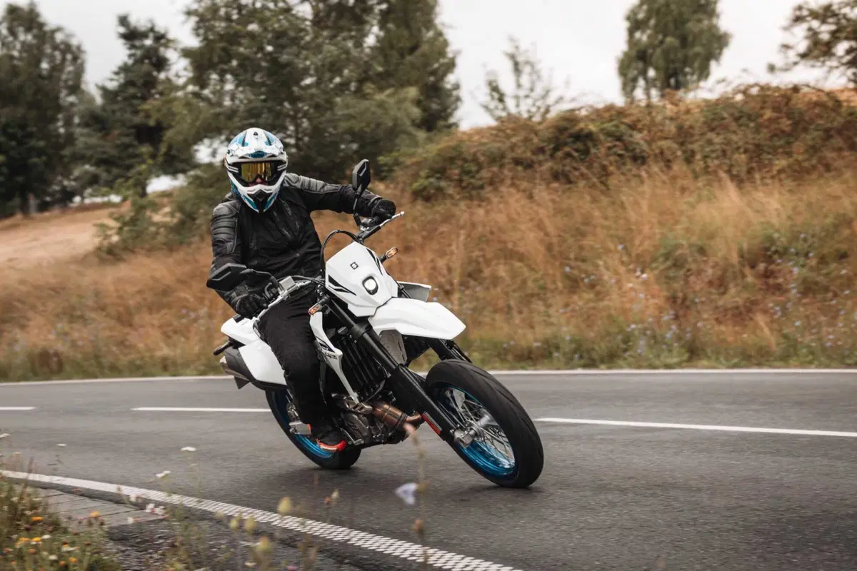 Suzuki DR-Z4 SM TEST: come va, Pro e Contro [VIDEO E GALLERY] (17)