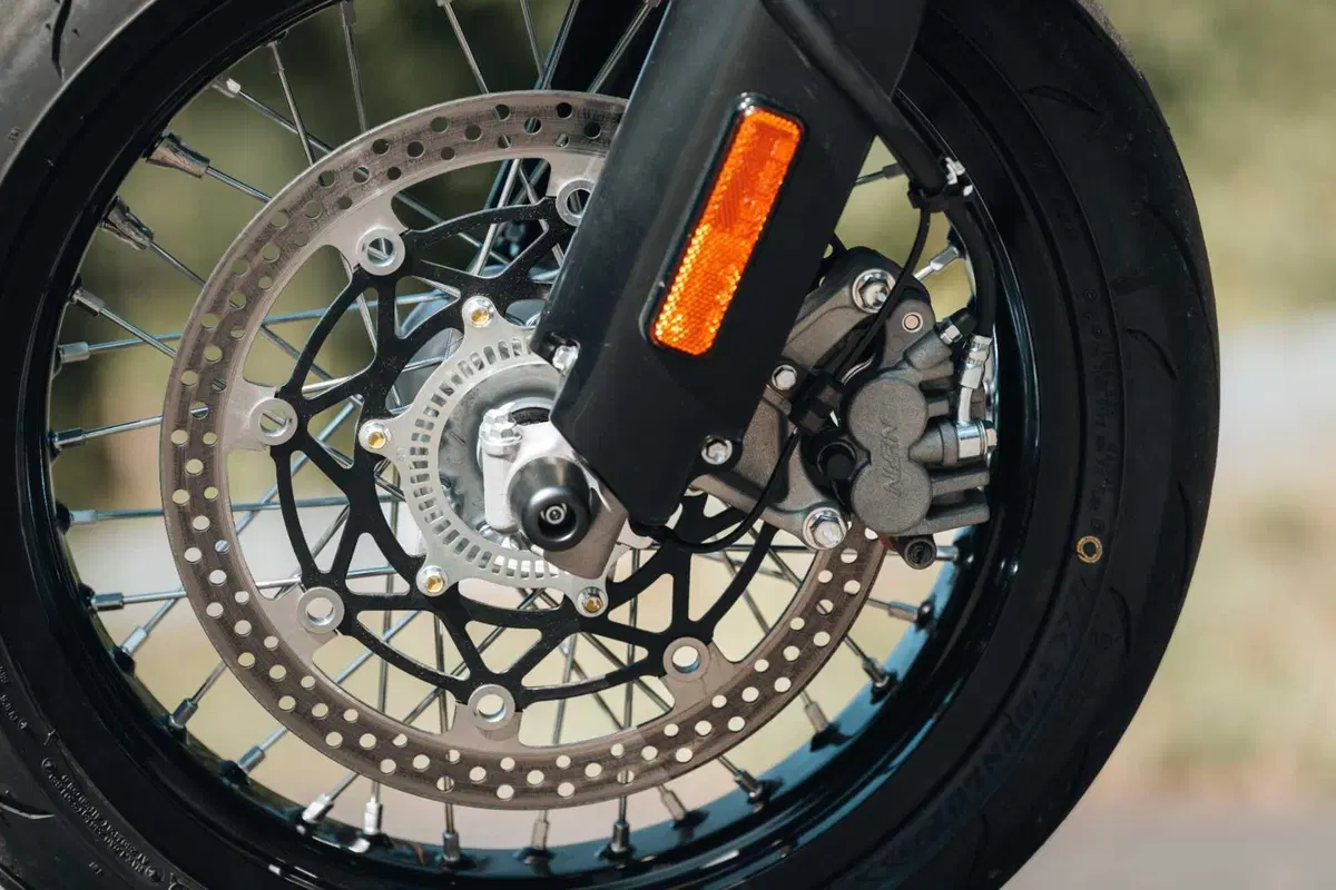 Suzuki DR-Z4 SM TEST: come va, Pro e Contro [VIDEO E GALLERY] (39)