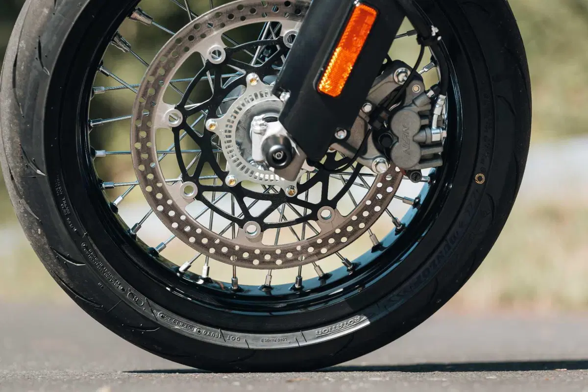 Suzuki DR-Z4 SM TEST: come va, Pro e Contro [VIDEO E GALLERY] (40)