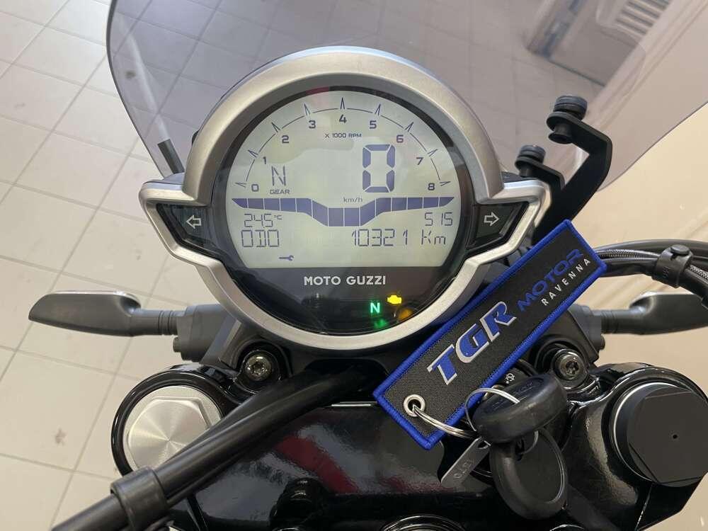 Moto Guzzi V7 Stone (2021 - 24) (2)