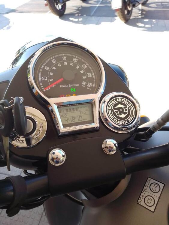 Royal Enfield Classic 350 (2021 - 25) (4)