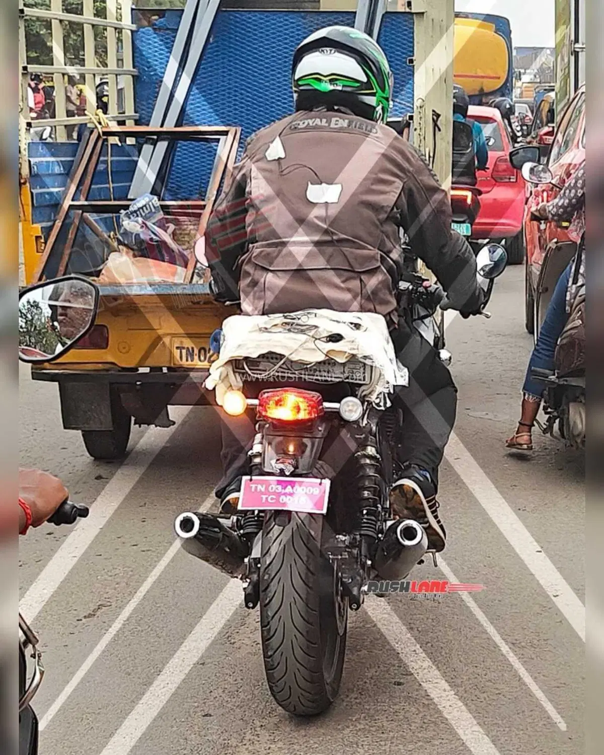 Foto spia: in arrivo una Royal Enfied Continental GT 750?