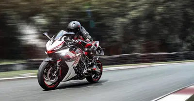 ZT703-RR: la prima tre cilindri sportiva di Zontes arriva nei concessionari