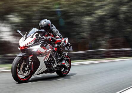 ZT703-RR: la prima tre cilindri sportiva di Zontes arriva nei concessionari