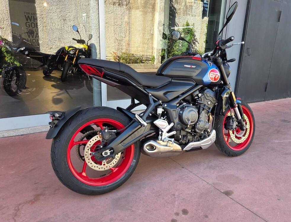 Triumph Trident 660 Triple Tribute Edition (2025) (4)