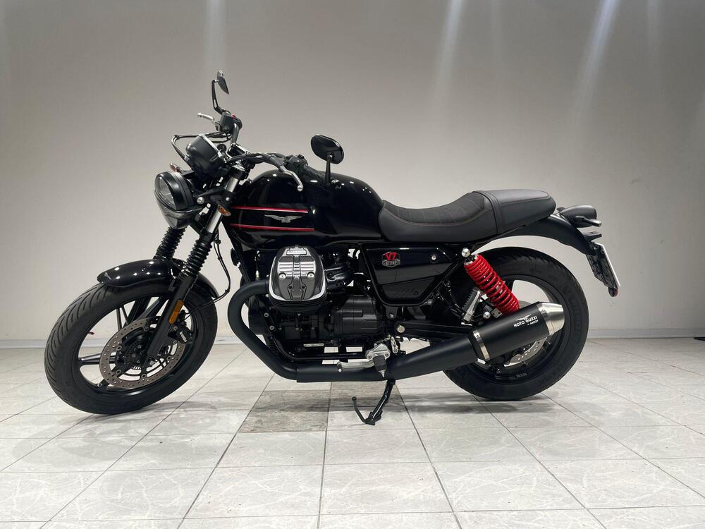 Moto Guzzi V7 Stone Special Edition (2022 - 25) (2)