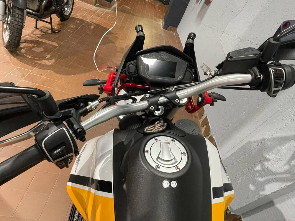 Moto Guzzi V85 TT Evocative Graphics (2021 - 23) (2)