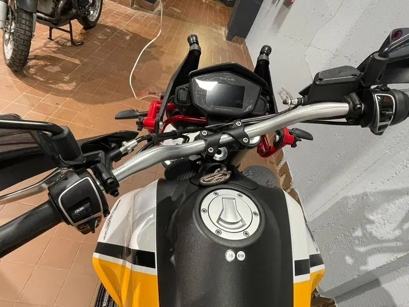 Moto Guzzi V85 TT Evocative Graphics (2021 - 23) (2)