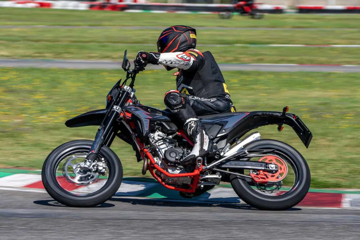 Beta RR 50 e RR 125 Motard TEST: 2 tempi vs 4 tempi, in pista! [VIDEO E GALLERY] (3)