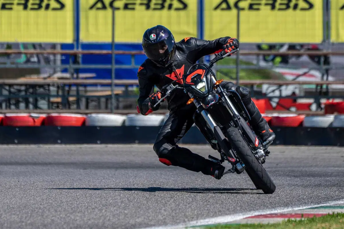 Beta RR 50 e RR 125 Motard TEST: 2 tempi vs 4 tempi, in pista! [VIDEO E GALLERY] (5)