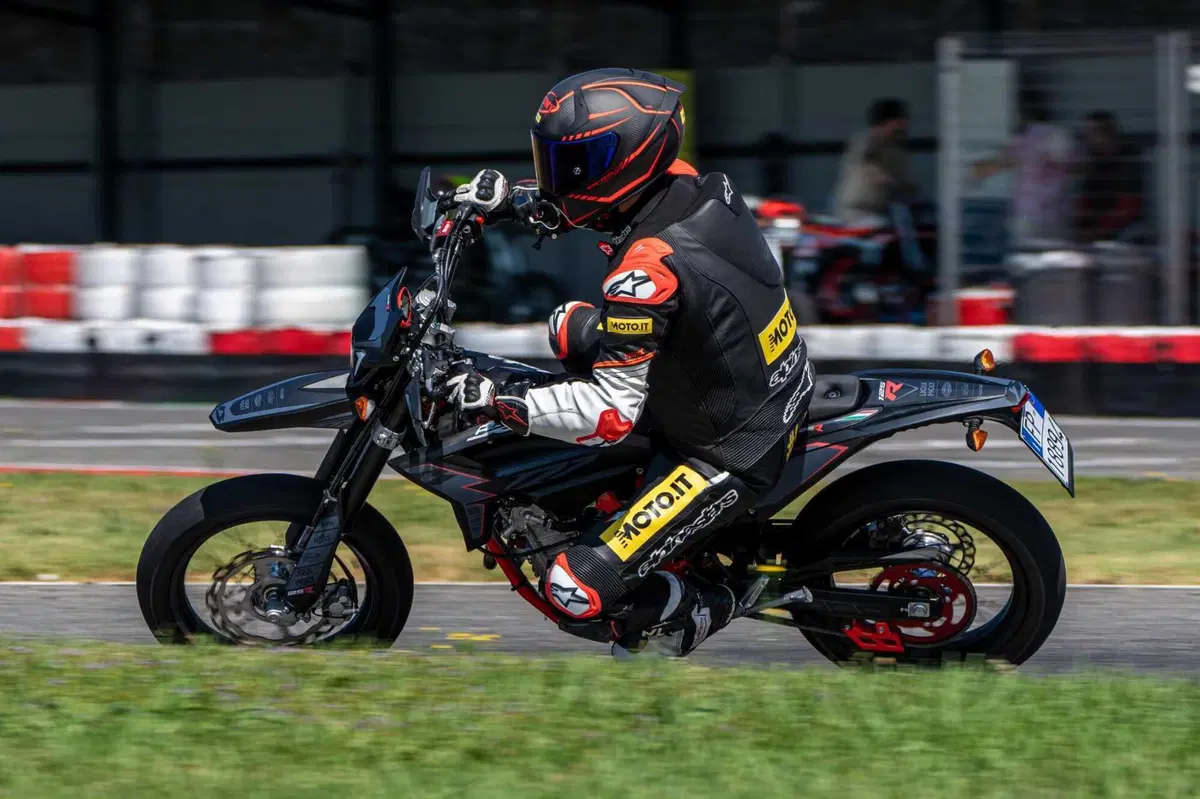 Beta RR 50 e RR 125 Motard TEST: 2 tempi vs 4 tempi, in pista! [VIDEO E GALLERY] (7)